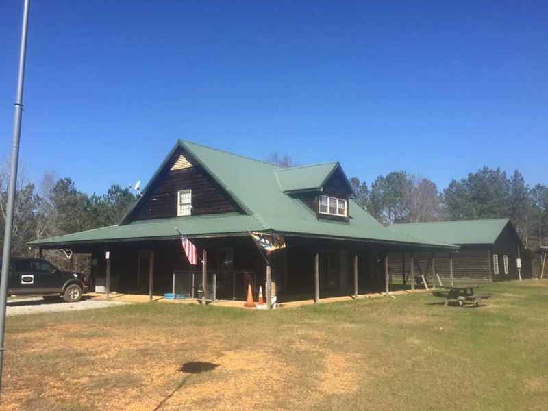 Hunting Lodge and 310 Acres in : Camden : Wilcox County : Alabama