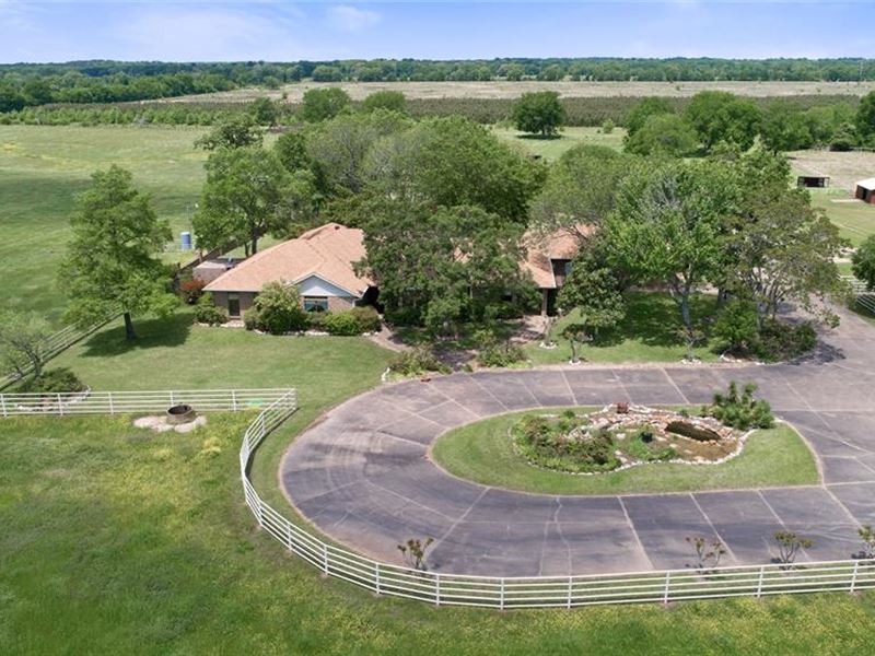 Elaborate Equestrian Estate : Crockett : Houston County : Texas
