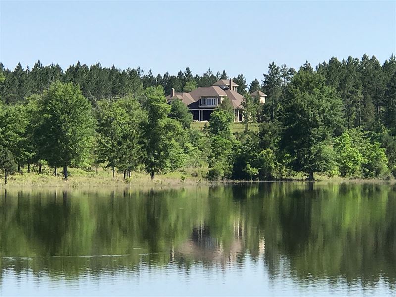Lodge with Private Lake and Views : Poplarville : Pearl River County : Mississippi