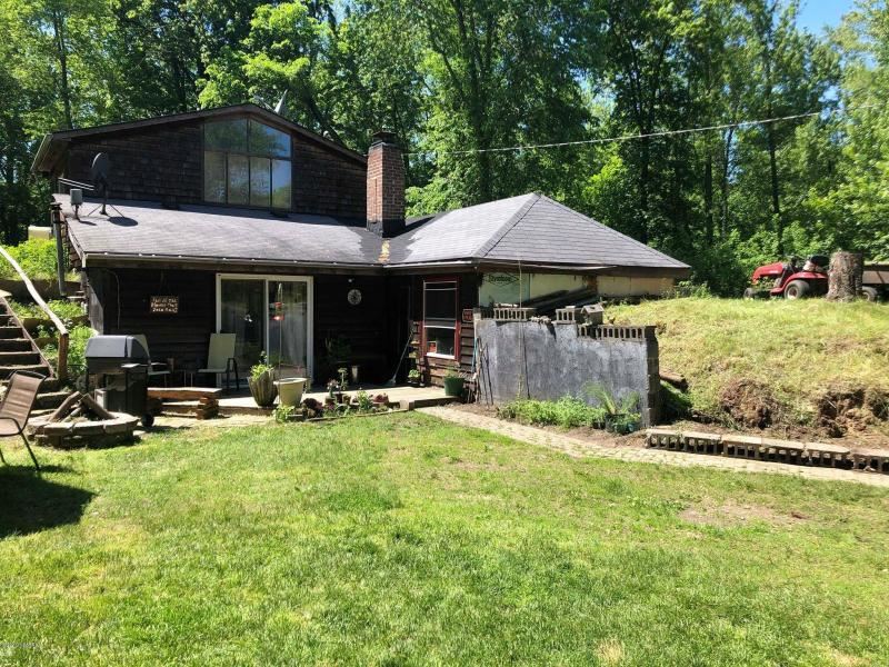 Nice Acreage, Pond and Fix Up Home : Laingsburg : Shiawassee County : Michigan