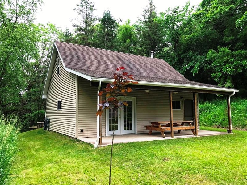 A Cabin in The Woods : Dodgeville : Iowa County : Wisconsin
