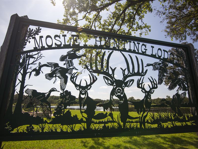 713 Acres Mosley Hunting Lodge : Crockett : Houston County : Texas