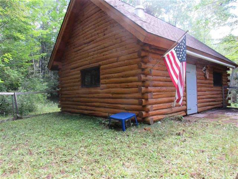 Log Cabin, 33 +/- Acres : Covington : Baraga County : Michigan