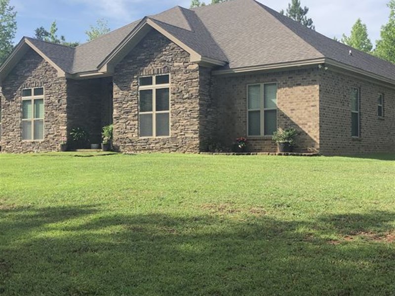 Beautiful Home Overlooking Pond : Wetumpka : Elmore County : Alabama