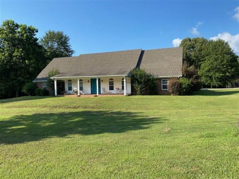 Beautiful Home with Acreage : Holcomb : Grenada County : Mississippi