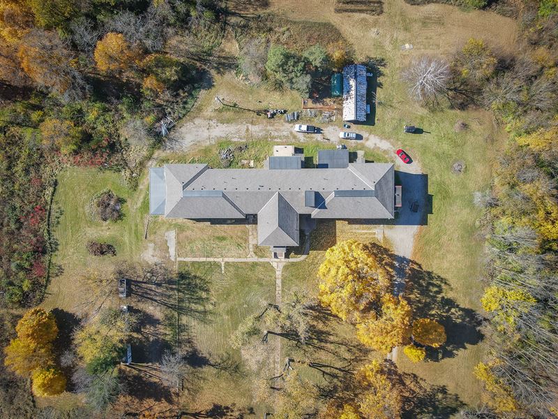 Historical Building on 20 Acres : Hillsdale : Hillsdale County : Michigan
