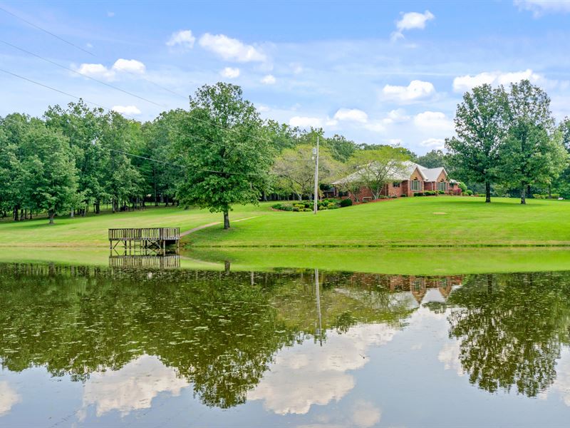 Executive Home on 32 Acres : McEwen : Humphreys County : Tennessee