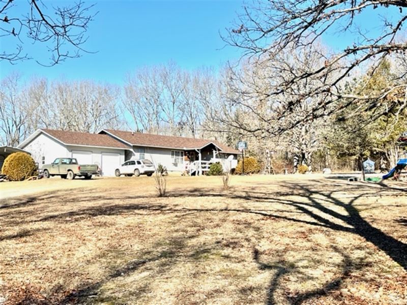 Country Home with Private Setting : Dora : Douglas County : Missouri