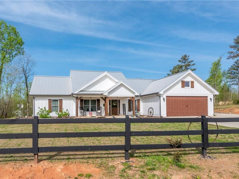 Beautiful Hobbie Farm on Town Creek : Talking Rock : Pickens County : Georgia