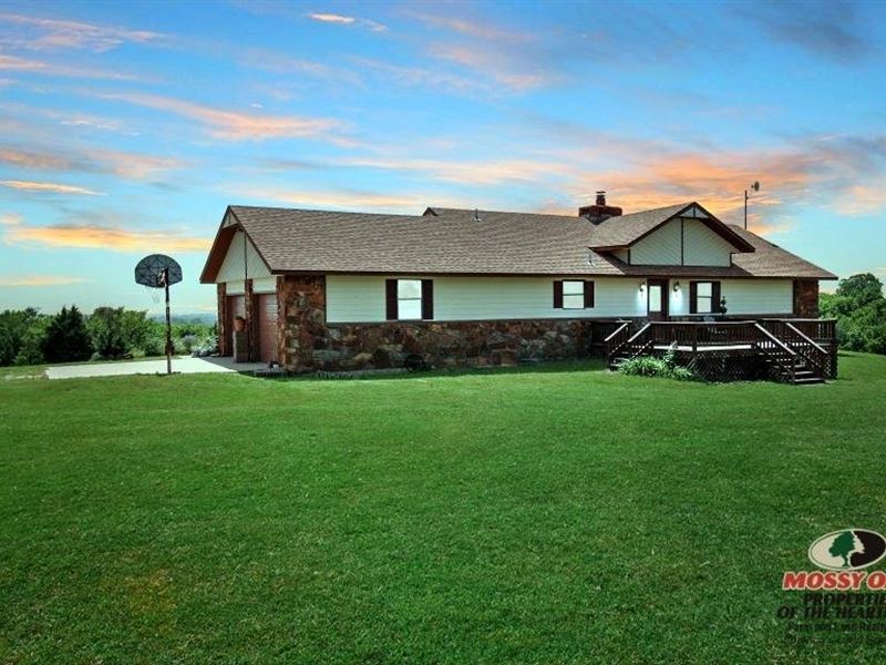 Hillside Ranch Home on 13.8 Acre : Caney : Montgomery County : Kansas
