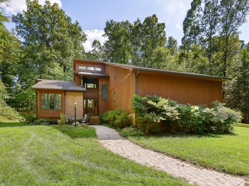 Great Home on Wooded Acreage : Haw River : Alamance County : North Carolina