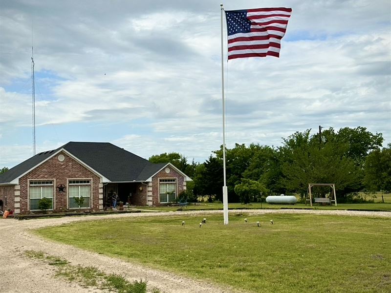 Beautiful Country Home with Acreage : Deport : Lamar County : Texas