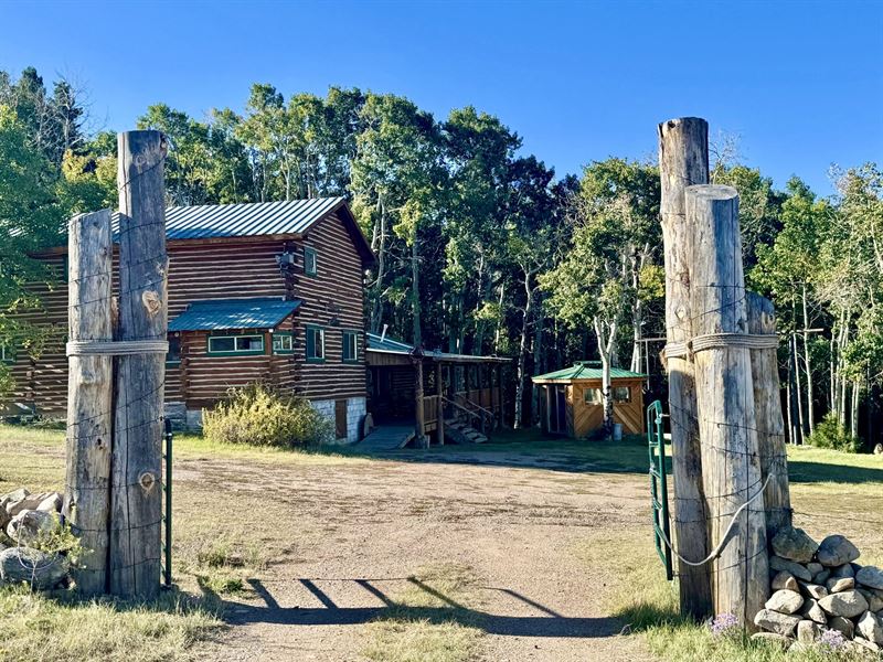 Tres Cuerdas Lodge and Ranch : Amalia : Taos County : New Mexico